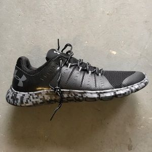Under armor black men’s athletic shoes